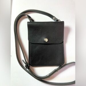 BLACK LEATHER SLING BAG